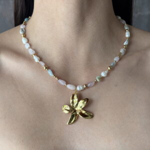 COLLAR FLOR DE PIEDRA MORGANITA Y PERLA NATURALES