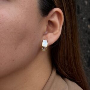 ARETE BARRA CON ESMALTE BLANCO Y ZIRCONIAS