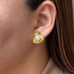 ARETE TRIANGULO ENTRELAZADO CON PERLA