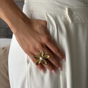 ANILLO FLOR CON PERLA EN MEDIO