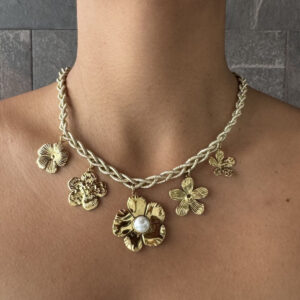 COLLAR CORDON CON CHARM DE FLORES