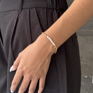 PULSERA PERLAS CON ESFERAS DORADAS