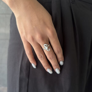 ANILLO CABALLITO DE MAR CON ZIRCONIA