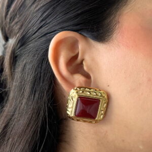 ARETE CUADRO BISELEADO CON ESMALTE VINO
