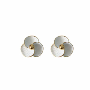 ARETE FLOR TRIPLE PETALO ESMALTE BLANCO