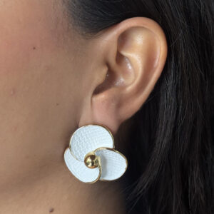 ARETE FLOR TRIPLE PETALO ESMALTE BLANCO