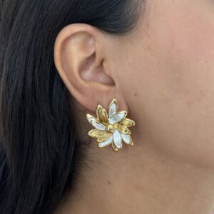 ARETE FLOR CON ESMALTE DORADO
