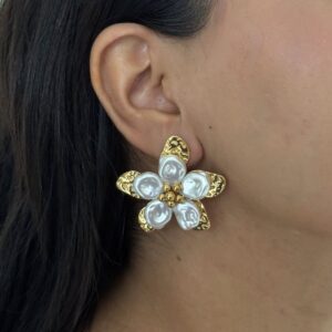 ARETE FLOR DOBLE CON PERLA SINTETICA