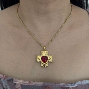 COLLAR CRUZ CON CORAZON ROJO
