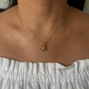 COLLAR SOL CON DESTELLOS