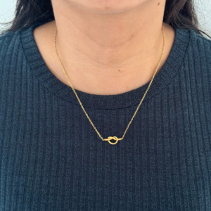COLLAR NUDO EN FORMA DE CORAZON